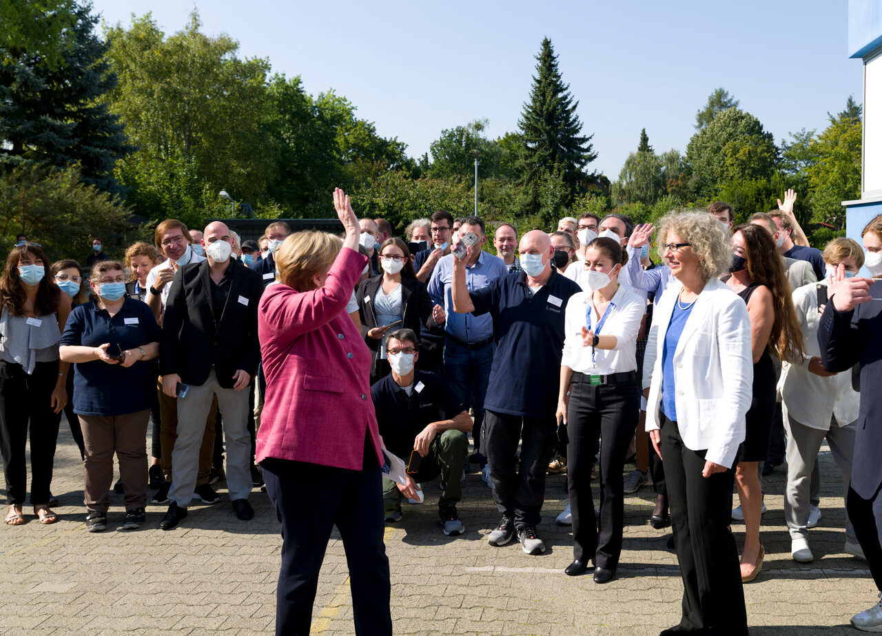 Angela Merkel verabschiedet sich draußen von den KNAUER Mitarbeiter:innen