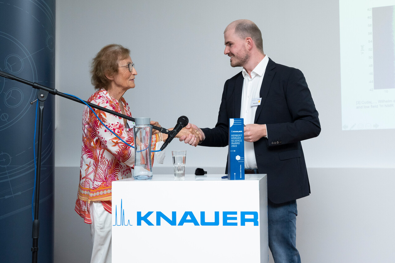 Founder Roswitha Knauer congratulates award winner Markus Matz