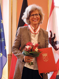 Alexandra Knauer with the Order of Merit of the State of Berlin