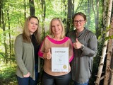 Katharina Pohl (center), Head of Human Resources Management at KNAUER and her team with the employer seal. (Photo: KNAUER)