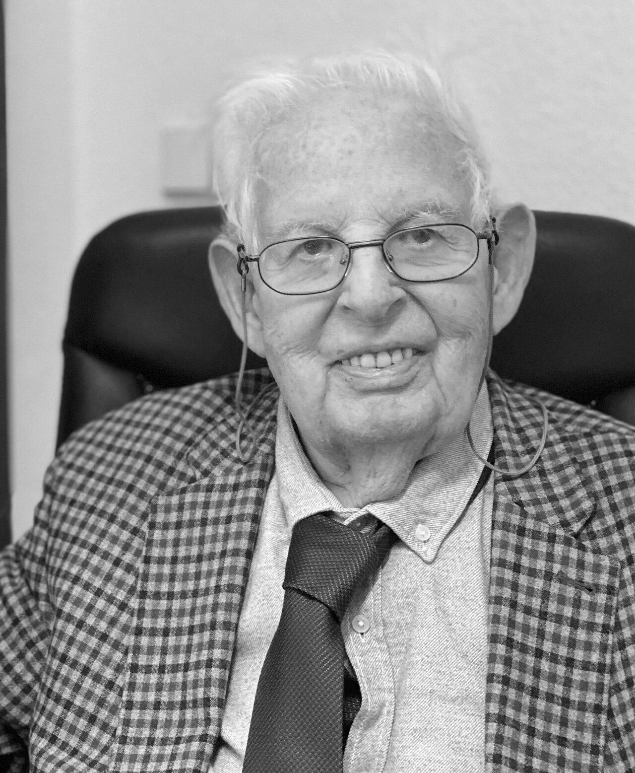 Dr. Herbert Knauer, 2022 in seinem Büro (Foto: KNAUER)