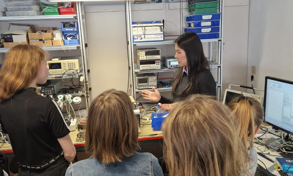 Image 4: During a visit to the equipment development department, scientist Thy Vu talks about her career at KNAUER. She wrote her bachelor’s thesis here and then worked as a student assistant in development during her master’s program. Subsequent to completing her master’s degree, she accepted a permanent position at KNAUER in the development department. Today, she is developing the pump drive of the future and tells the fascinated girls which gemstones are used in such a pump (sapphires and rubies).