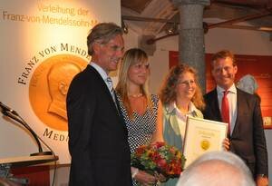 Dr. Eric Schweitzer (IHK-Präsident) und Stephan Schwarz (Handwerkskammer-Präsident) gratulieren Alexandra Knauer und Julia Nickel zum CSR Sonderpreis