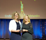 Alexandra Knauer und Katharina Pohl mit dem Preis