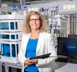 Entrepreneur Alexandra Knauer in the laboratory in front of one of the HPLC systems that her company manufactures   (photo: KNAUER/Florian Bolk)