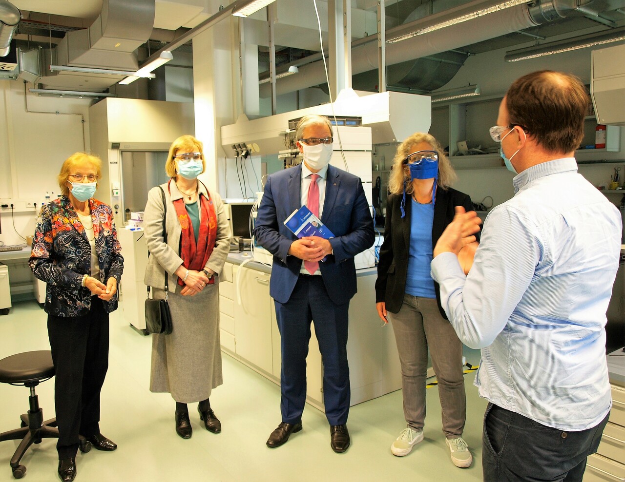 Dr. Yannick Krauke took the guests for a tour through the central lab (photo: Jacqueline Lorenz)