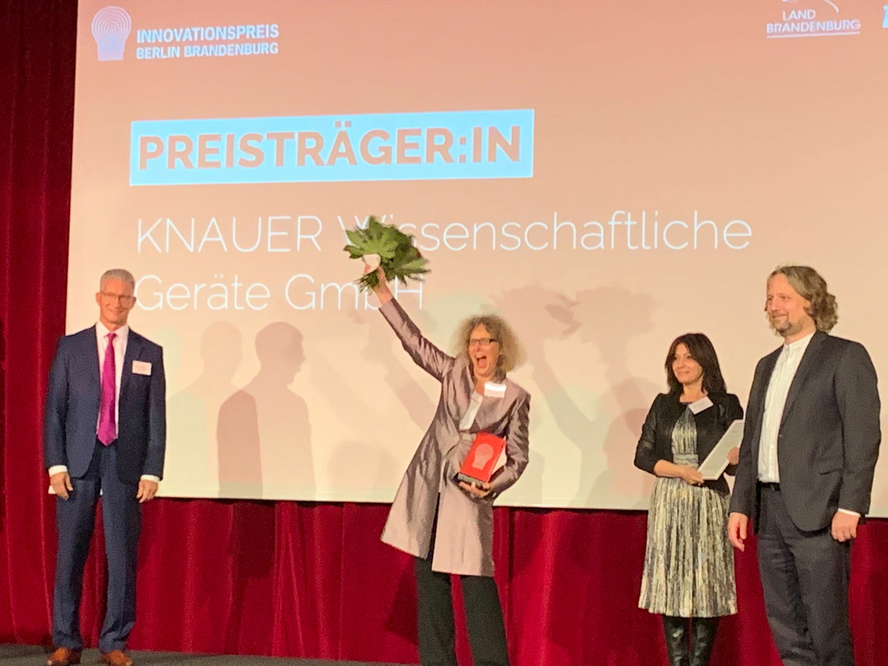 Presenter Stephan Hoffmann, Prize winners Alexandra Knauer and Lilit Avagyan from KNAUER as well as State Secretary Christian Rickerts (left to right)
