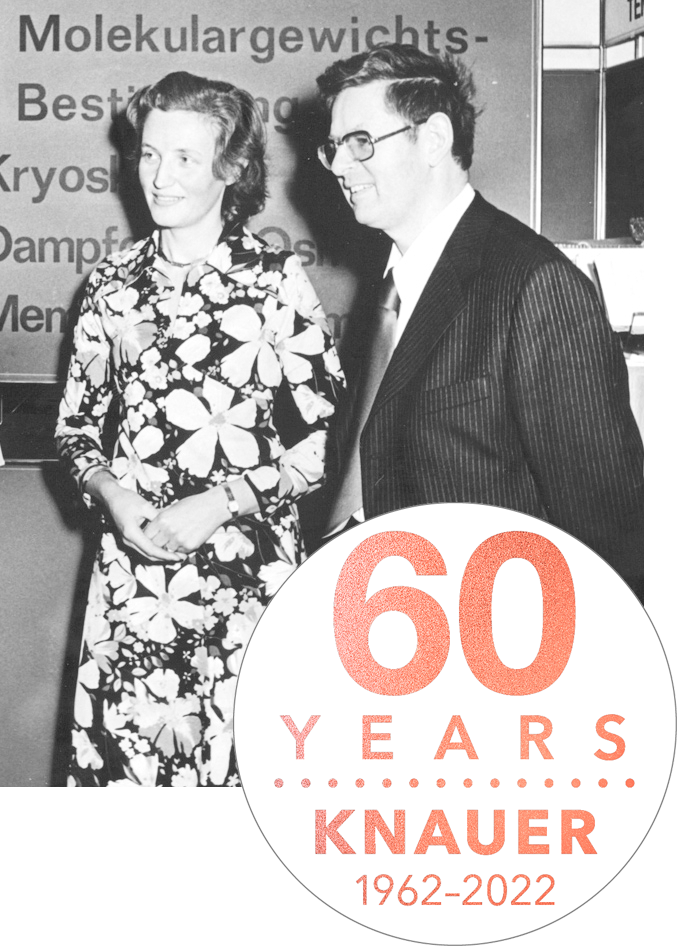 Die Gründer Roswitha und Dr.-Ing. Herbert Knauer in den 1960er Jahren auf einer Fachmesse (+60 Jahre Jubiläumslogo)