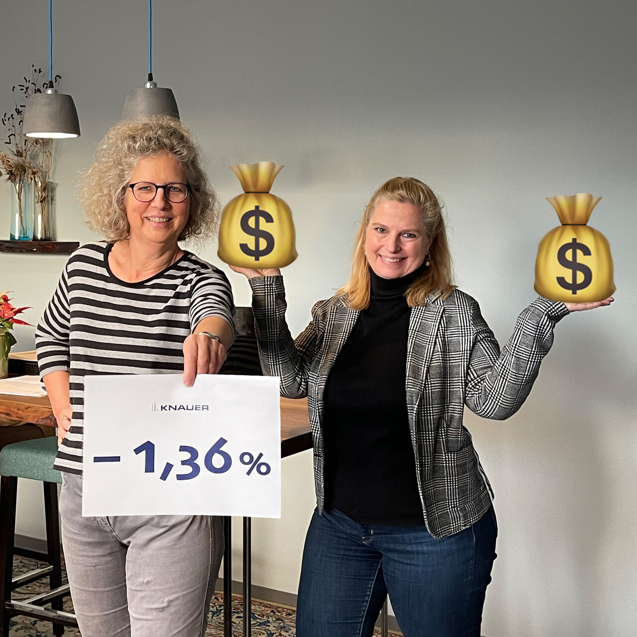 Satisfied faces among Managing Director Alexandra Knauer and Equal Opportunity Officer Katharina Pohl about the minimal gender pay gap