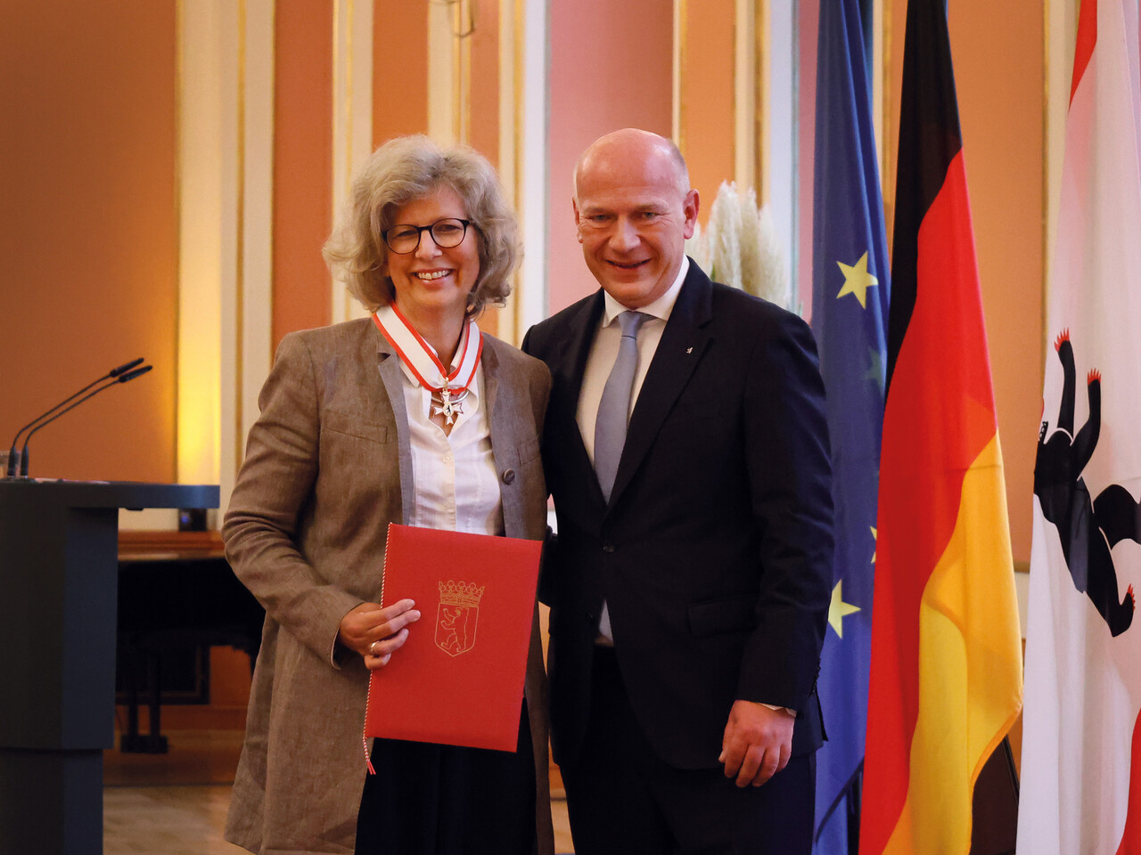 Alexandra Knauer und der Berliner Regierende Bürgermeister Kai Wegner