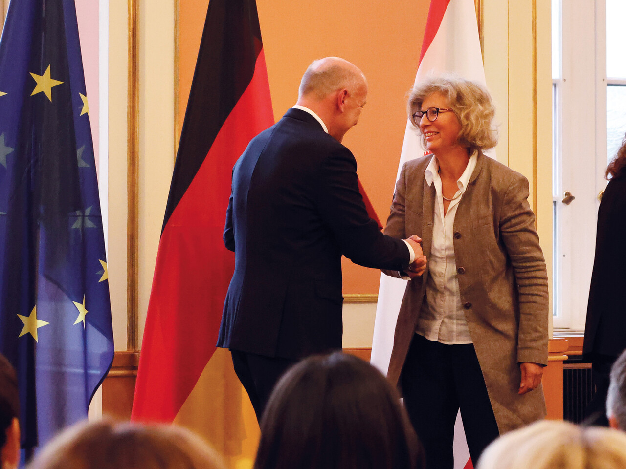Der Regierende Berliner Bürgermeister Kai Wegner überreicht Alexandra Knauer den Verdienstorden