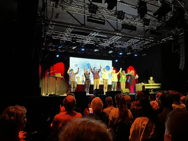 One show master, five slammers and two musicians created a great show together.
