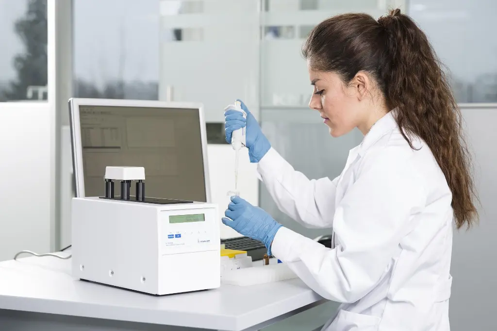 KNAUER Freezing Point Osmometer K-7400S in use