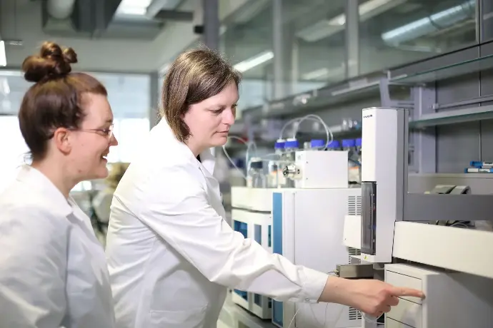 Two Knauer employees on an Azura® HTQC UHPLC system