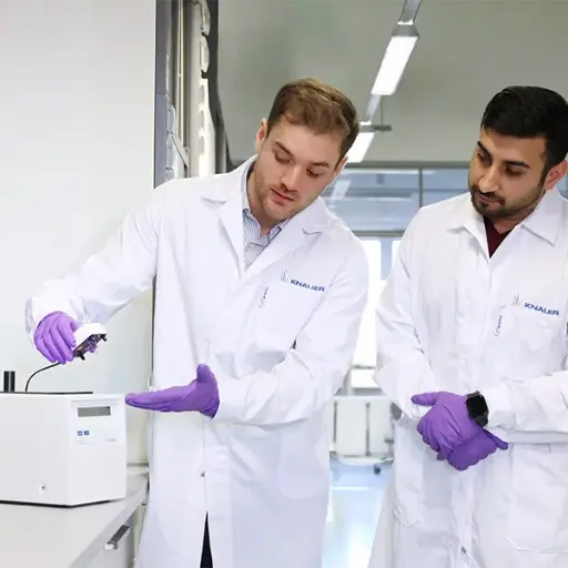 KNAUER employee at an Freezing Point Osmometer K-7400S KNAUER employee at an Freezing Point Osmometer K-7400S