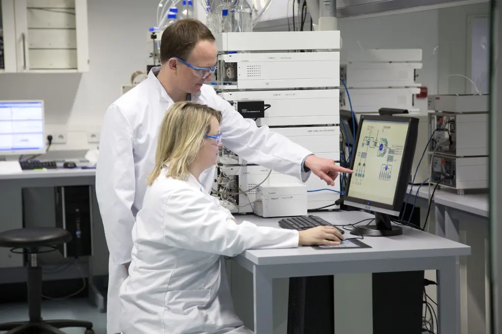 KNAUER employees working on a preparative HPLC system KNAUER employees working on a preparative HPLC system