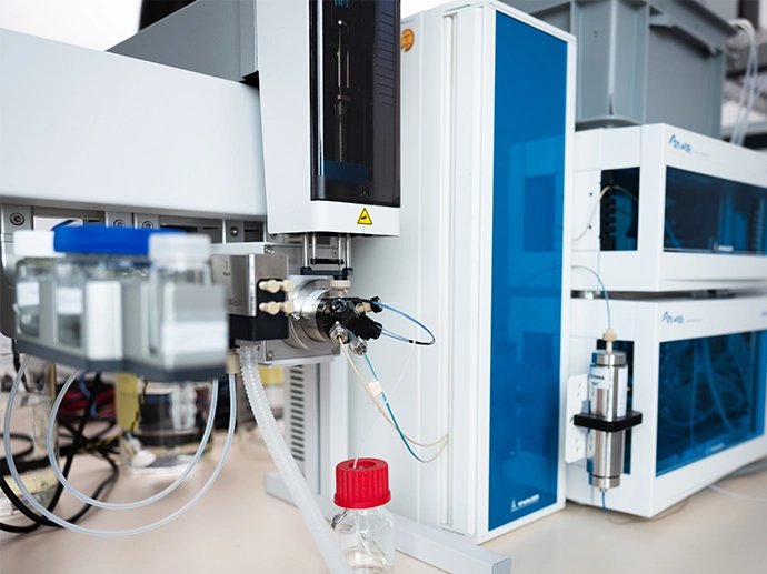 KNAUER Liquid Handler LH 8.1 with KNAUER AZURA® System KNAUER Liquid Handler LH 8.1 with KNAUER AZURA® System