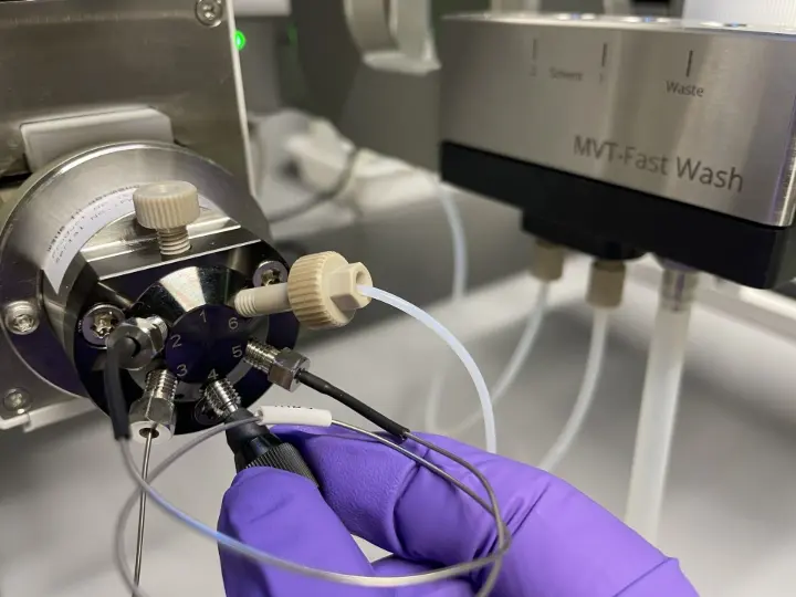 Connecting a UHPLC system