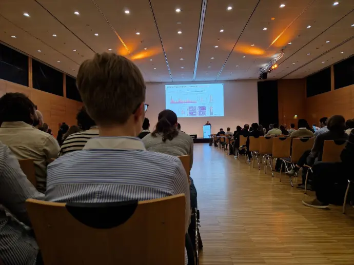 A full lecture hall and many lively discussions during the breaks and poster sessions in a beautiful city make the Makro an ideal location for the big polymer class reunion.
