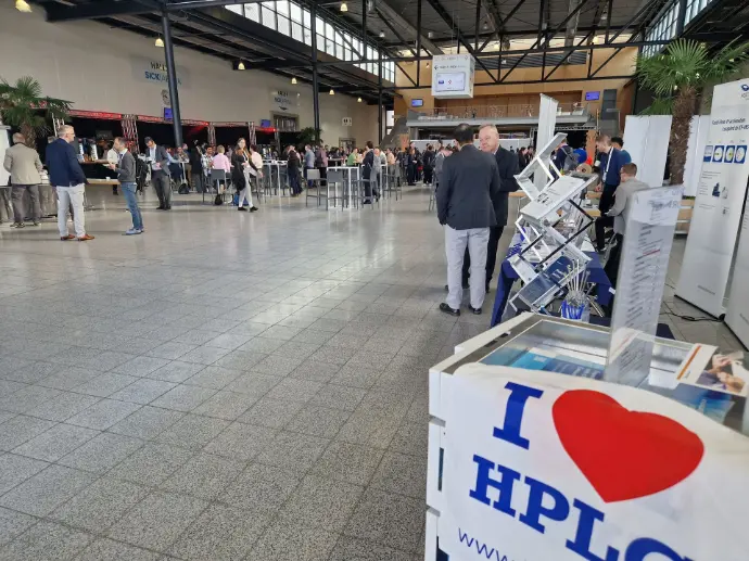 A full lecture hall and many lively discussions during the breaks and poster sessions in a beautiful city make the Makro an ideal location for the big polymer class reunion.